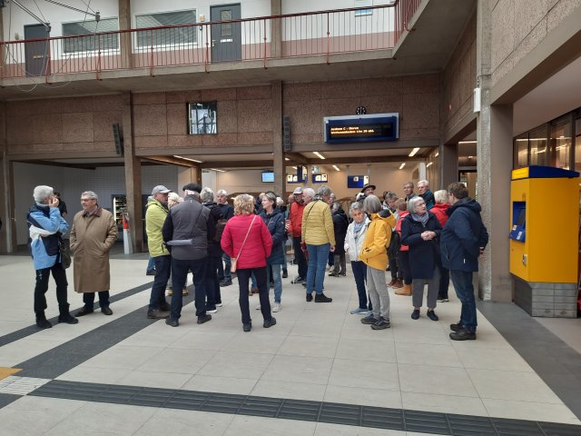 9 Wachtend op de gidsen in de hal station Zutphen 2